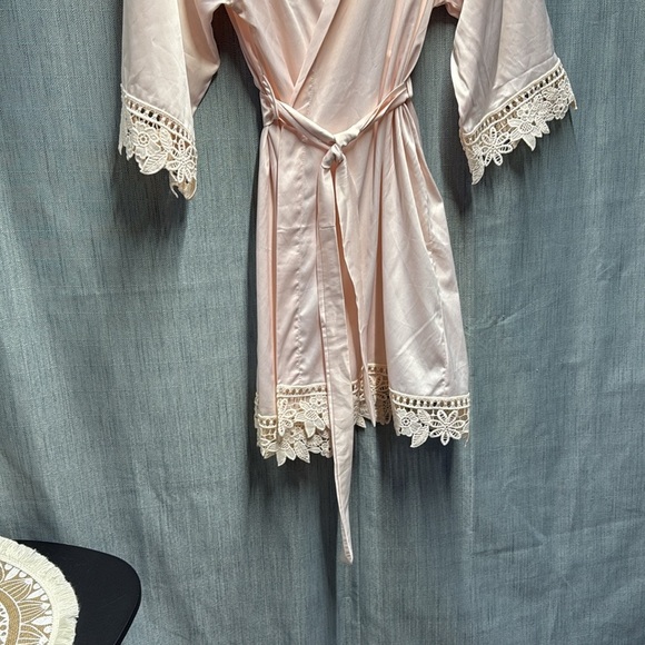Elegant Pink Lace Trim Robe size medium- large - Picture 4 of 10